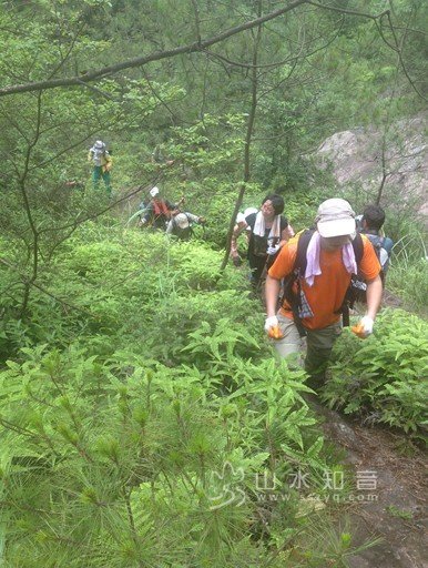 大家都很累。坚持登山中